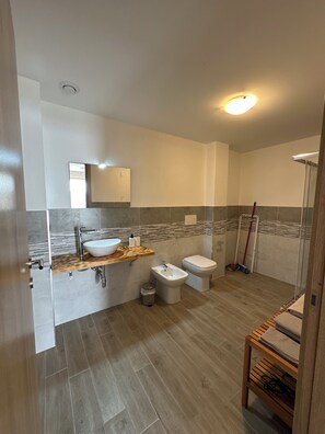 Doccia, asciugacapelli, bidet, asciugamani