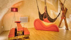 A room with a hammock, a massage table, and a massage chair. - L’Antre 1 : le secret le mieux gardé de Rouen (Rouen)