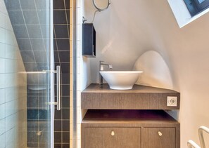Shower, free toiletries, towels