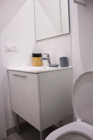 Douche, sèche-cheveux, serviettes fournies, savon