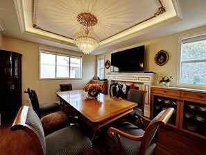 Dining - Clean & Comfortable 8BR 6BA Home  Quiet Safe Area  Near Airport & Downtown (Vancouver)