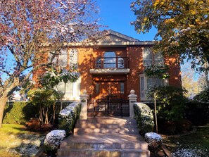 Exterior - Clean & Comfortable 8BR 6BA Home  Quiet Safe Area  Near Airport & Downtown (Vancouver)