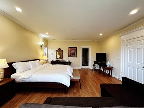 8 bedrooms, iron/ironing board, WiFi, bed sheets - Clean & Comfortable 8BR 6BA Home  Quiet Safe Area  Near Airport & Downtown (Vancouver)