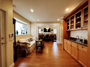 Smart TV, books - Clean & Comfortable 8BR 6BA Home  Quiet Safe Area  Near Airport & Downtown (Vancouver)
