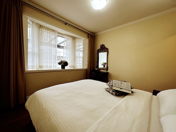 8 bedrooms, iron/ironing board, WiFi, bed sheets