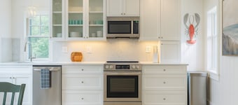 Oasis in downtown Oak Bluffs: 2 x King BR Condo, AC & Prime Location, sleeps 6