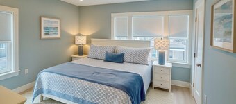 Modern, renovated, downtown Oak Bluffs condo: All new! 2 x King BR, AC, sleeps 6