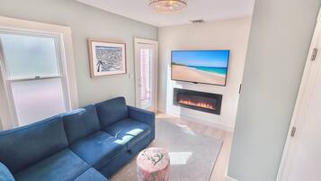 智能电视、壁炉、书