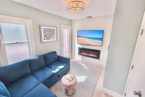 TV connectée, cheminée, livres