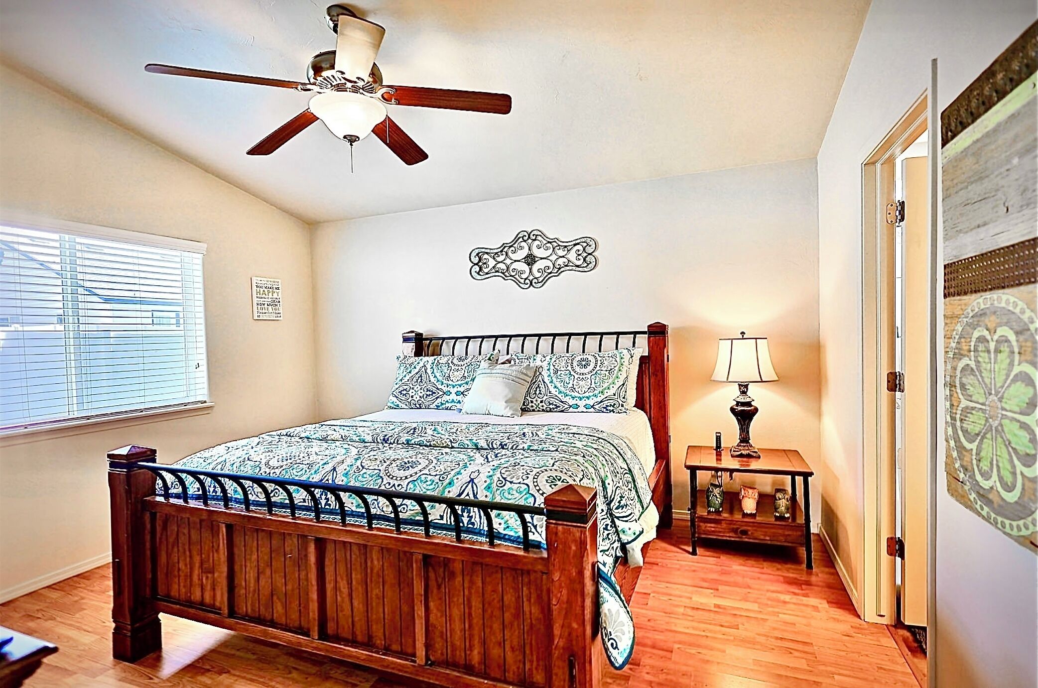 3 slaapkamers, een strijkplank/strijkijzer, wifi, beddengoed