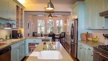 Mikrobølgeovn, ovn, kokeplater og oppvaskmaskin