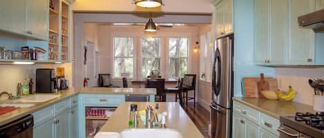 電子レンジ、オーブン、コンロ、食器洗い機