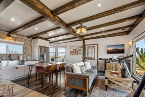 Smart TV, DVD player, music library, video library - Secluded Joshua Tree Stay | Views + Hot Tub (Twentynine Palms)