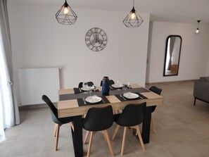 Dining - NEW HOUSE 80m2 / Wifi / Netflix / sleeps 5 / CASTLES (Tour-en-Sologne)