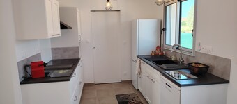 NEW HOUSE 80m2 / Wifi / Netflix / sleeps 5 / CASTLES