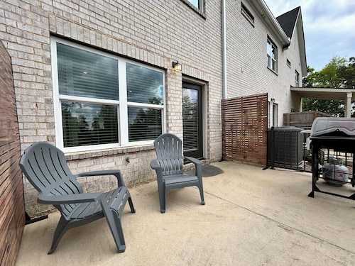 Cozy 2-bedroom condo in adorable Opelika - close to Auburn University