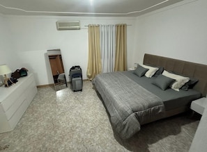 3 bedrooms, iron/ironing board, bed sheets