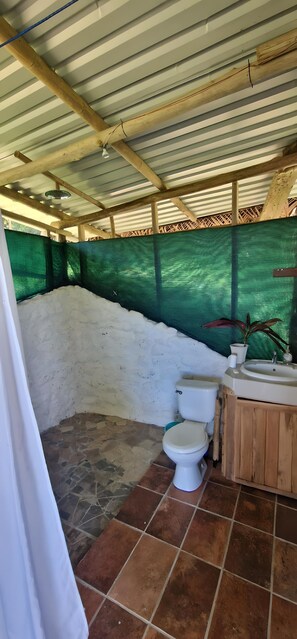 Deluxe Cabin, Ocean View | Bathroom | Towels, soap, toilet paper