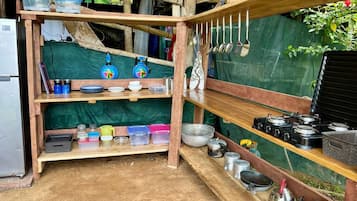 Full-size fridge, stovetop, cookware/dishes/utensils