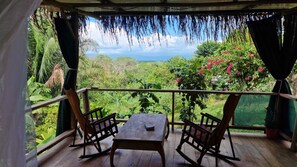 Deluxe Cabin, Ocean View | Living area
