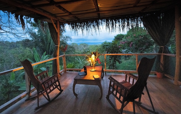 Deluxe Cabin, Ocean View | Living area