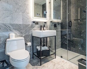 Chambre, 1 grand lit, non-fumeur, rez-de-chaussée | Salle de bain
