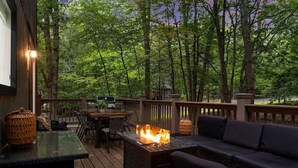 Une terrasse extérieure dotée d’un foyer, d’un espace salon et d’un coin barbecue.