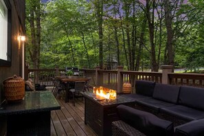 Outdoor dining - HUGE 5BR Private Pickleball, Basketball, Theater! (East Stroudsburg)