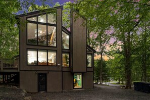 Exterior - HUGE 5BR Private Pickleball, Basketball, Theater! (East Stroudsburg)