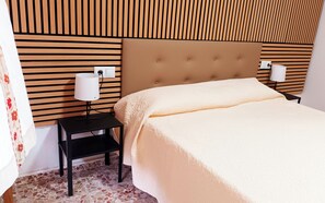 2 makuuhuonetta, työpöytä, silitysrauta/-lauta, ilmainen Wi-Fi