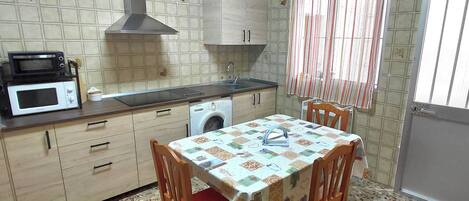 Réfrigérateur, micro-ondes, plaque de cuisson, cafetiÚre/bouilloire