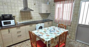 Refrigerador, microondas, parrilla de estufa y cafetera y tetera 