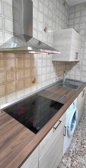 Réfrigérateur, micro-ondes, plaque de cuisson, cafetière/bouilloire