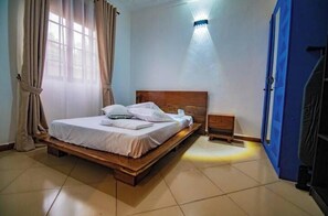 2 bedrooms, internet, bed sheets