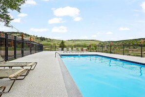 Piscina all'aperto, una piscina riscaldata