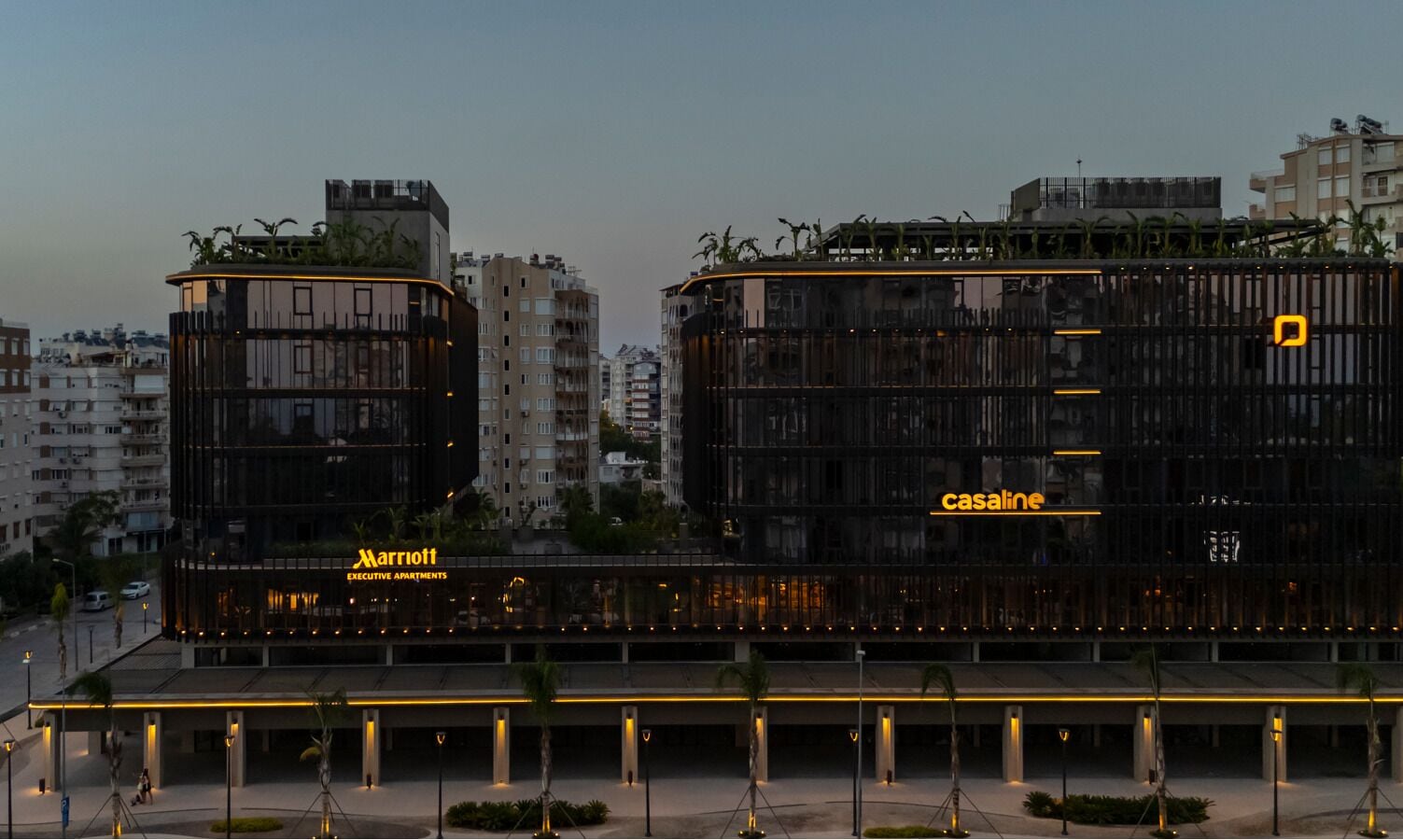Un edificio moderno con dos secciones identificadas como 'Marriott Executive Apartments' y 'Casaline'.