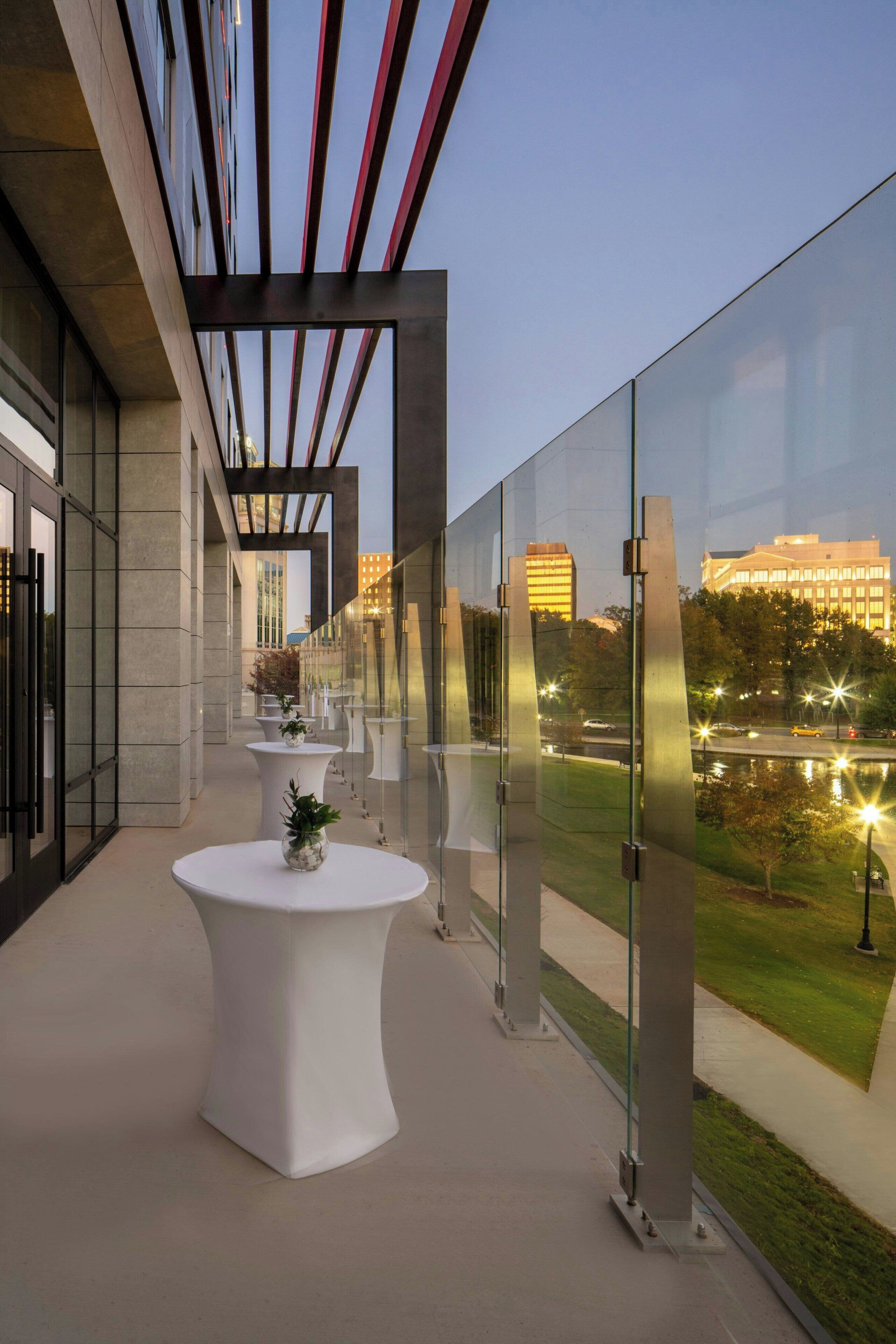 ฝ่ายต้อนรับ