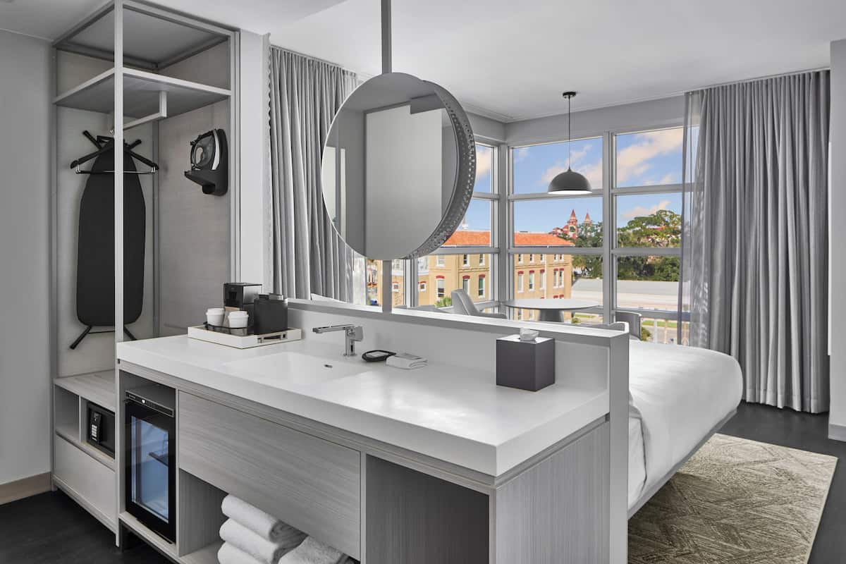 Ropa de cama hipoalergénica, escritorio, wifi gratis y ropa de cama