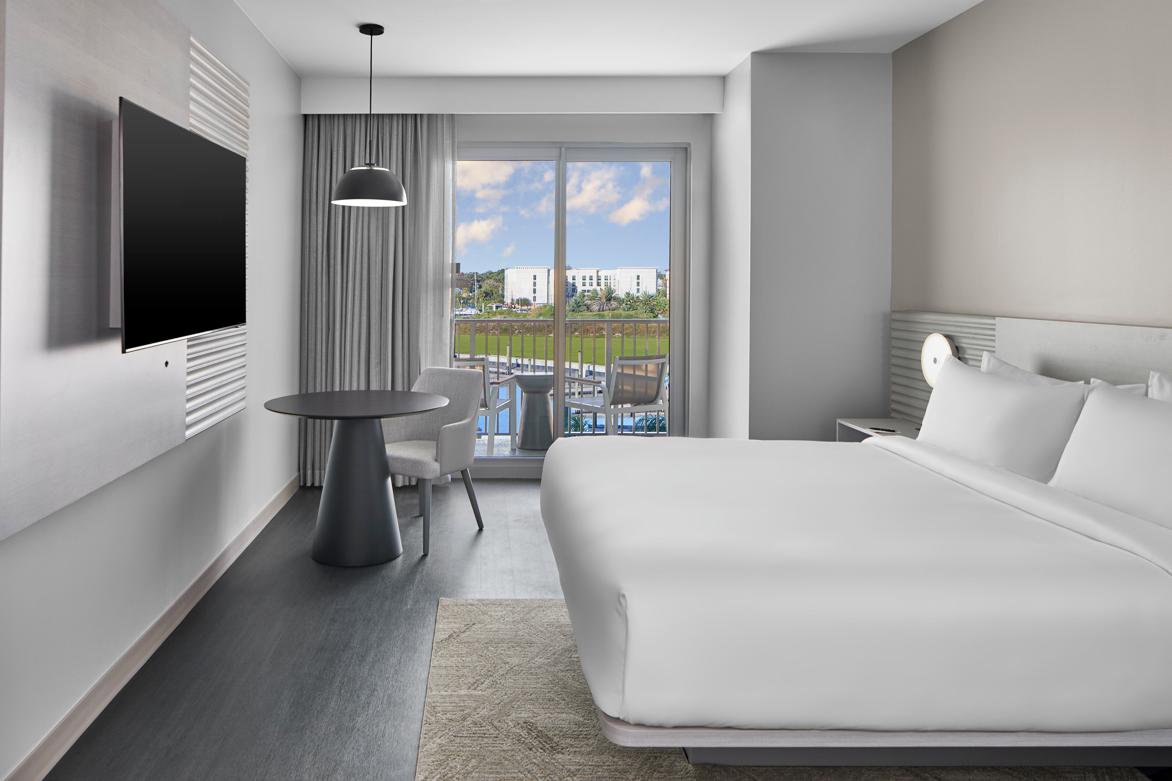 Hypo-allergenic bedding, desk, free WiFi, bed sheets