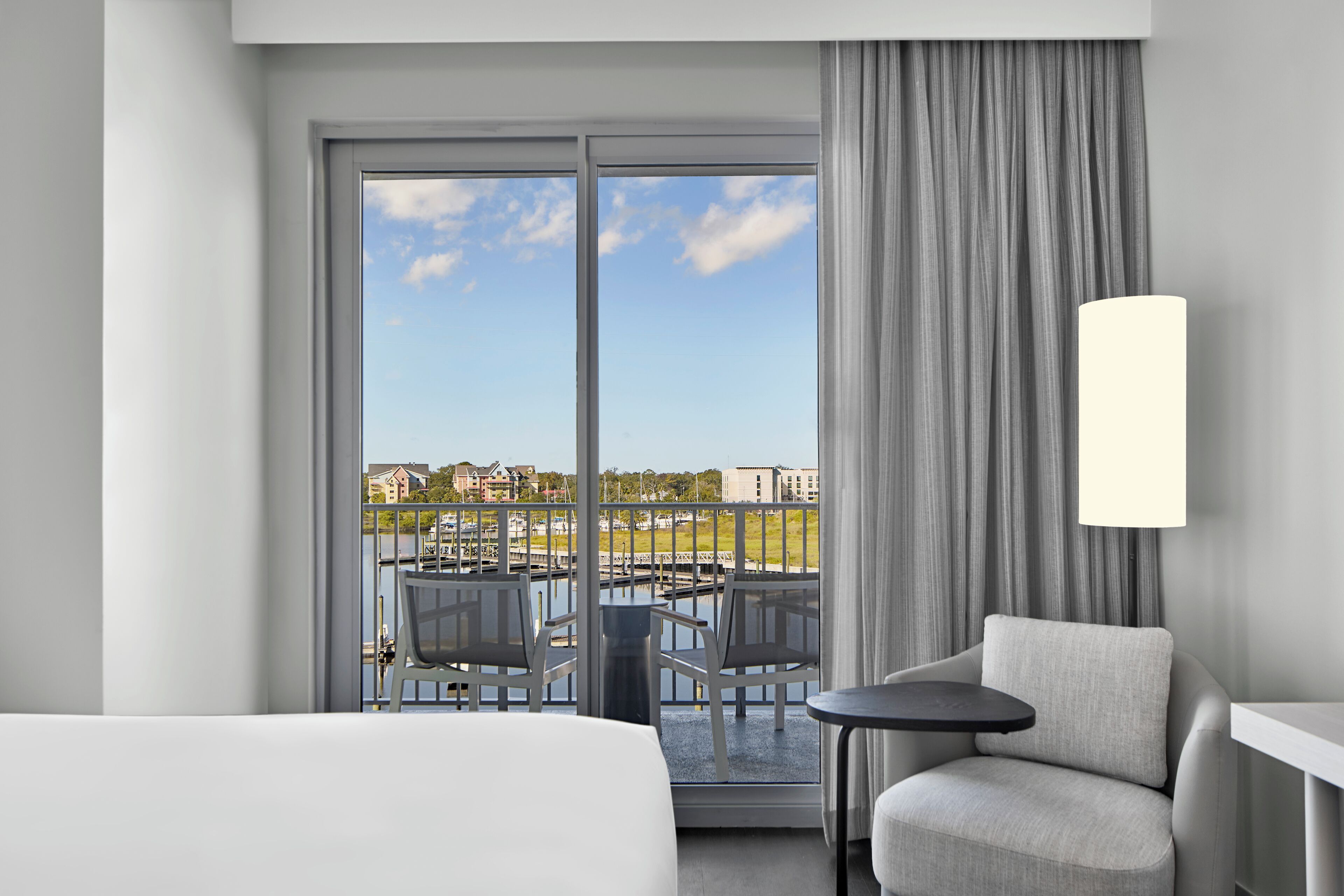 Hypo-allergenic bedding, desk, free WiFi, bed sheets