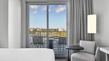 Hypo-allergenic bedding, desk, free WiFi, bed sheets