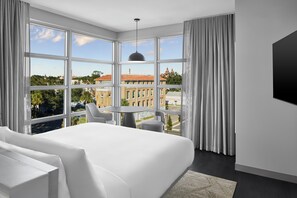 Rom, 1 kingsize-seng, byutsikt (Corner) | Allergitestet sengetøy, skrivebord, wi-fi (inkludert) og sengetøy