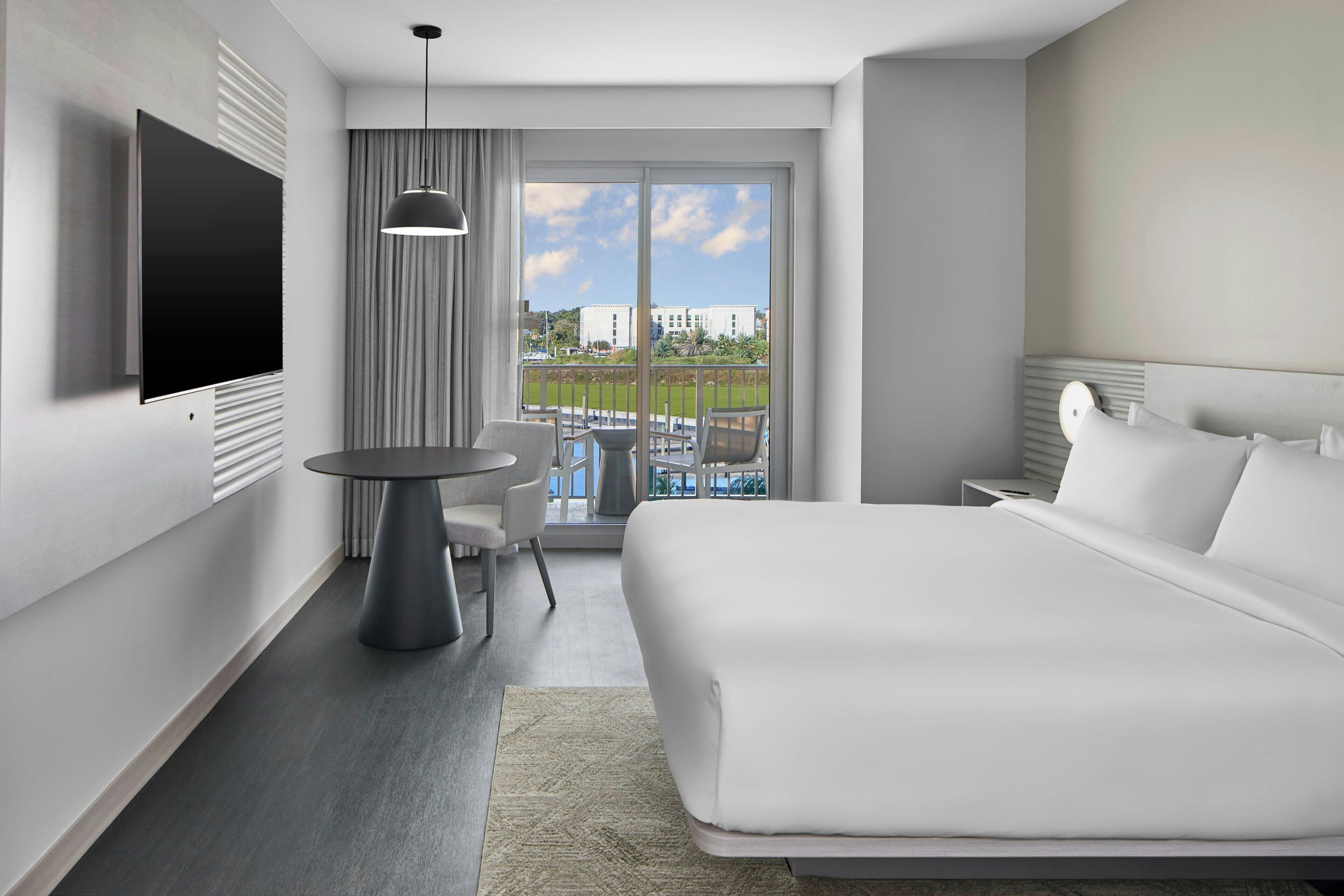 Hypo-allergenic bedding, desk, free WiFi, bed sheets