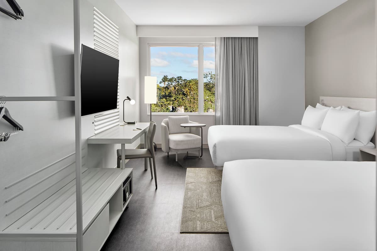 Ropa de cama hipoalergénica, escritorio, wifi gratis y ropa de cama