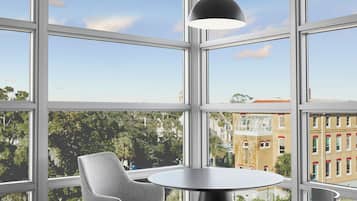 Habitación, 1 cama King size, para no fumadores, vista a la ciudad (Corner) | Ropa de cama hipoalergénica, escritorio, wifi gratis y ropa de cama