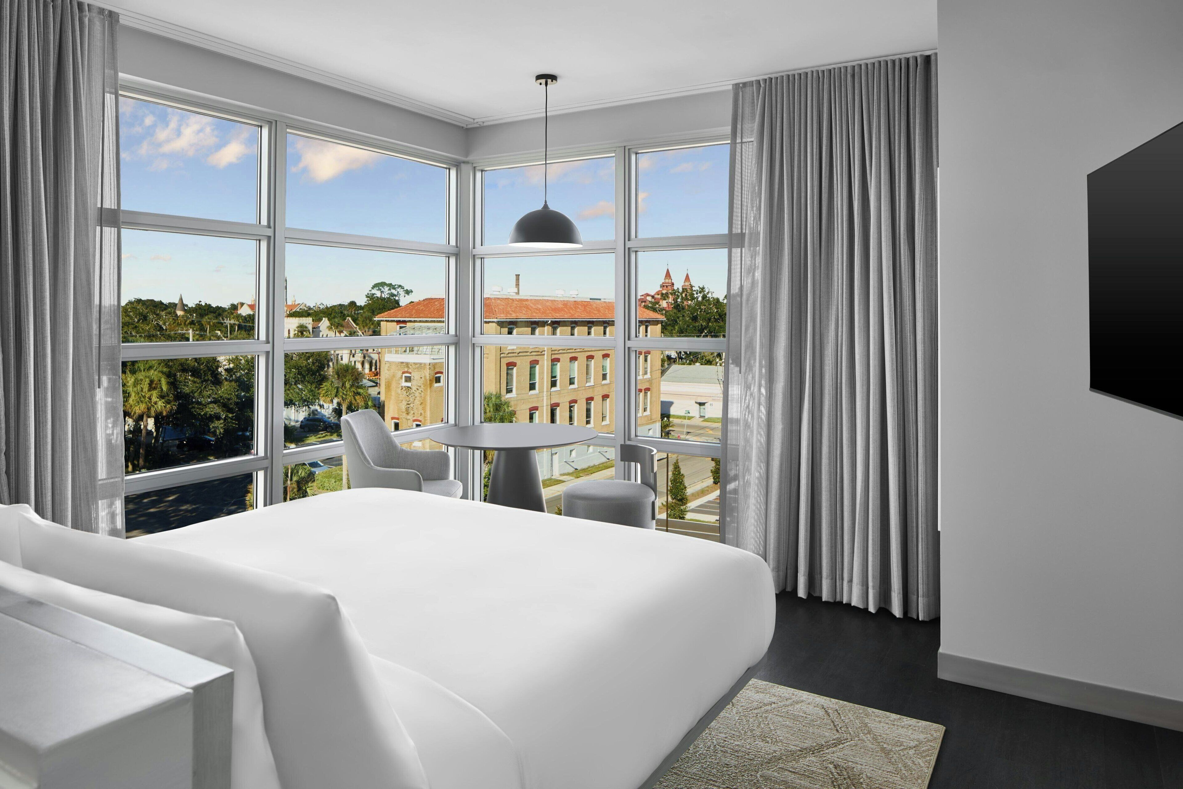 Room, 1 King Bed, City View (Corner) | Hypo-allergenic bedding, desk, free WiFi, bed sheets