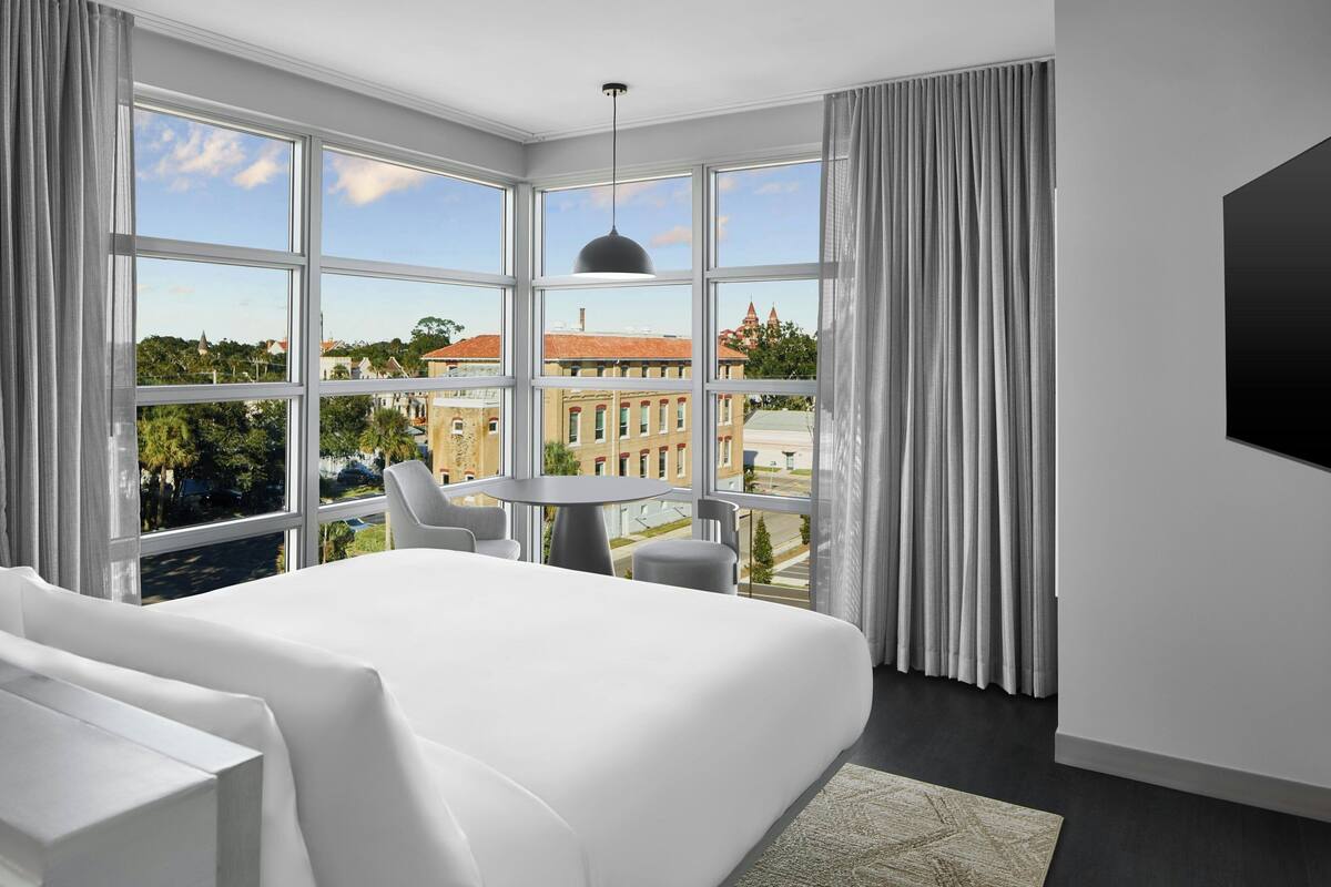 Room, 1 King Bed (Windows on 2 Sides) | Hypo-allergenic bedding available, desk, WiFi (free), bed sheets