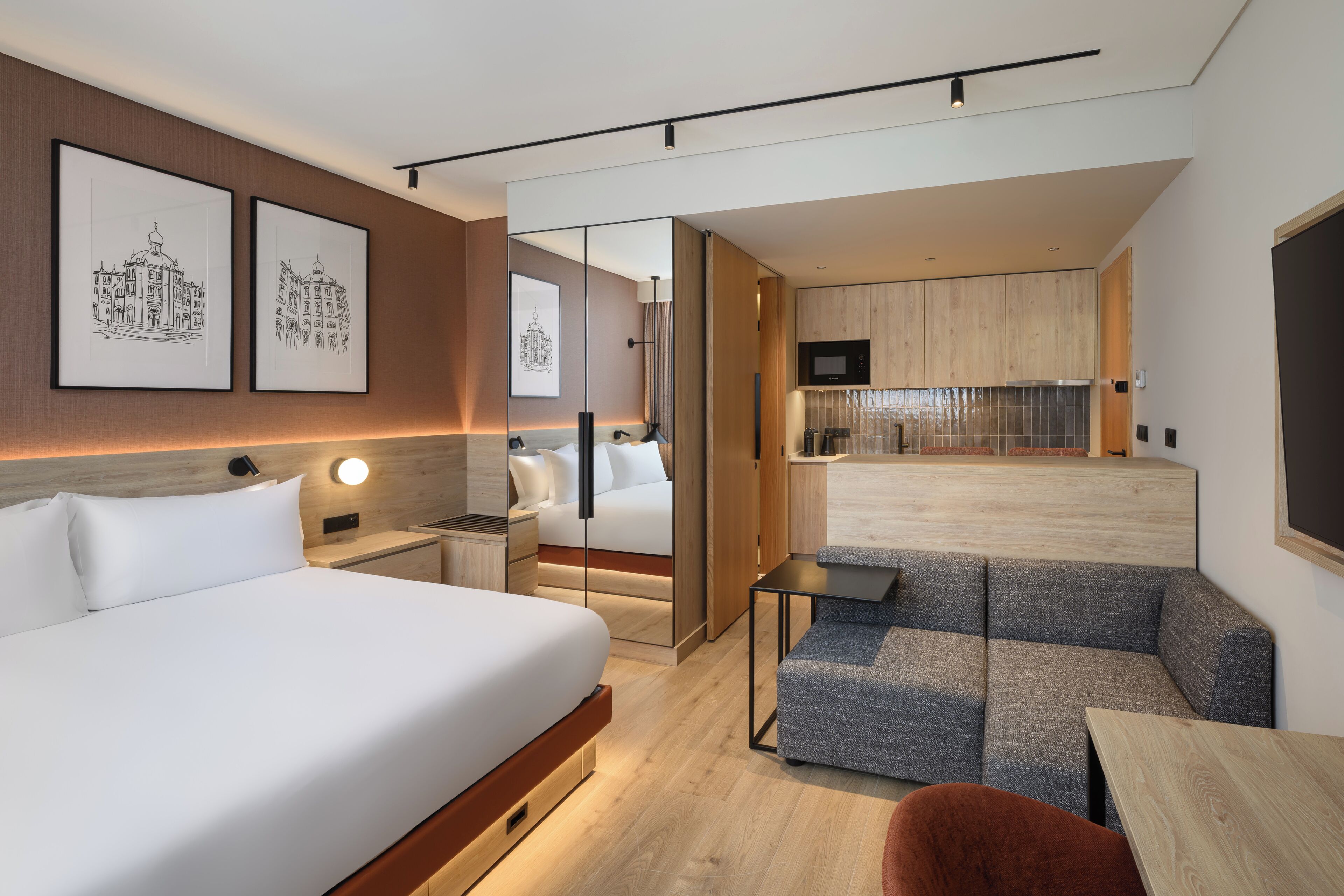 Standard Studio, 1 King Bed, City View | Hypo-allergenic bedding, in-room safe, desk, laptop workspace