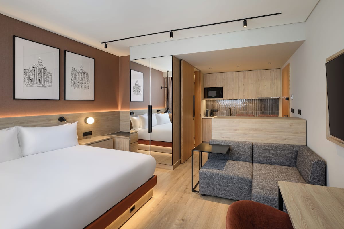 Studio Standar, 1 Tempat Tidur King, pemandangan kota | Seprai antialergi, brankas, meja kerja, dan ruang kerja ramah laptop