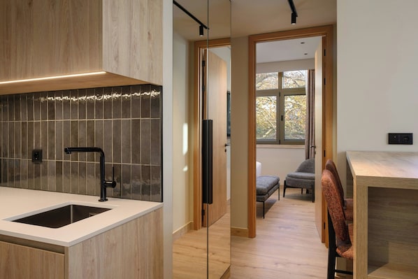 Apartment, 1 Bedroom | Peralatan tempat tidur hipoalergenik, peti besi dalam bilik, meja 